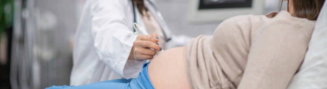 Femme enceinte pendant une échographie qui regarde le bon développement de son bébé