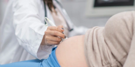 Femme enceinte pendant une échographie qui regarde le bon développement de son bébé