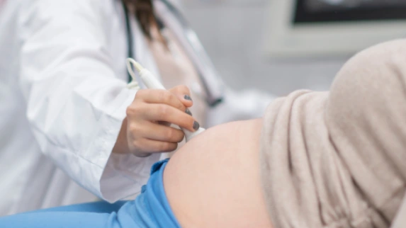 Femme enceinte pendant une échographie qui regarde le bon développement de son bébé